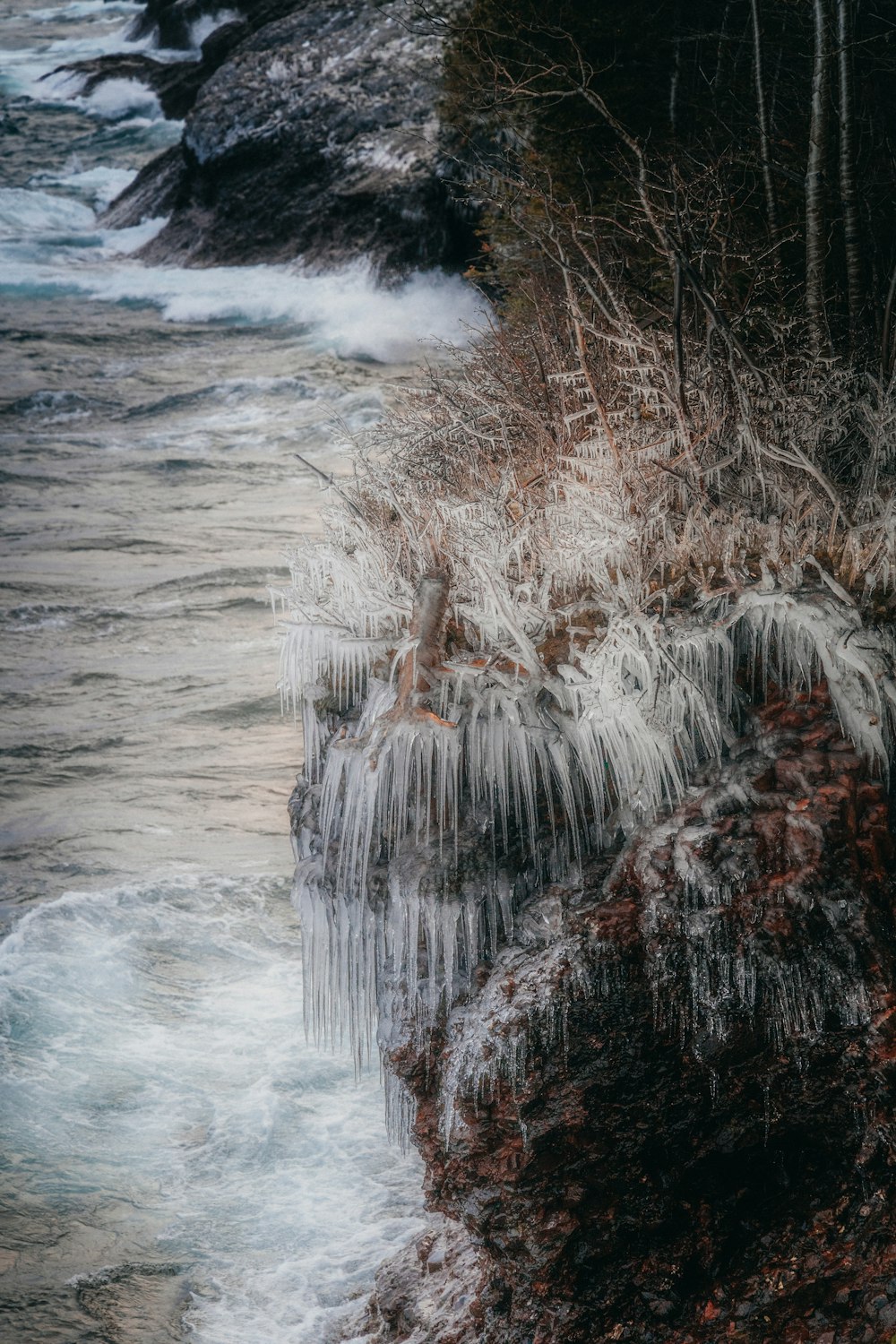 the water is flowing down the side of a cliff