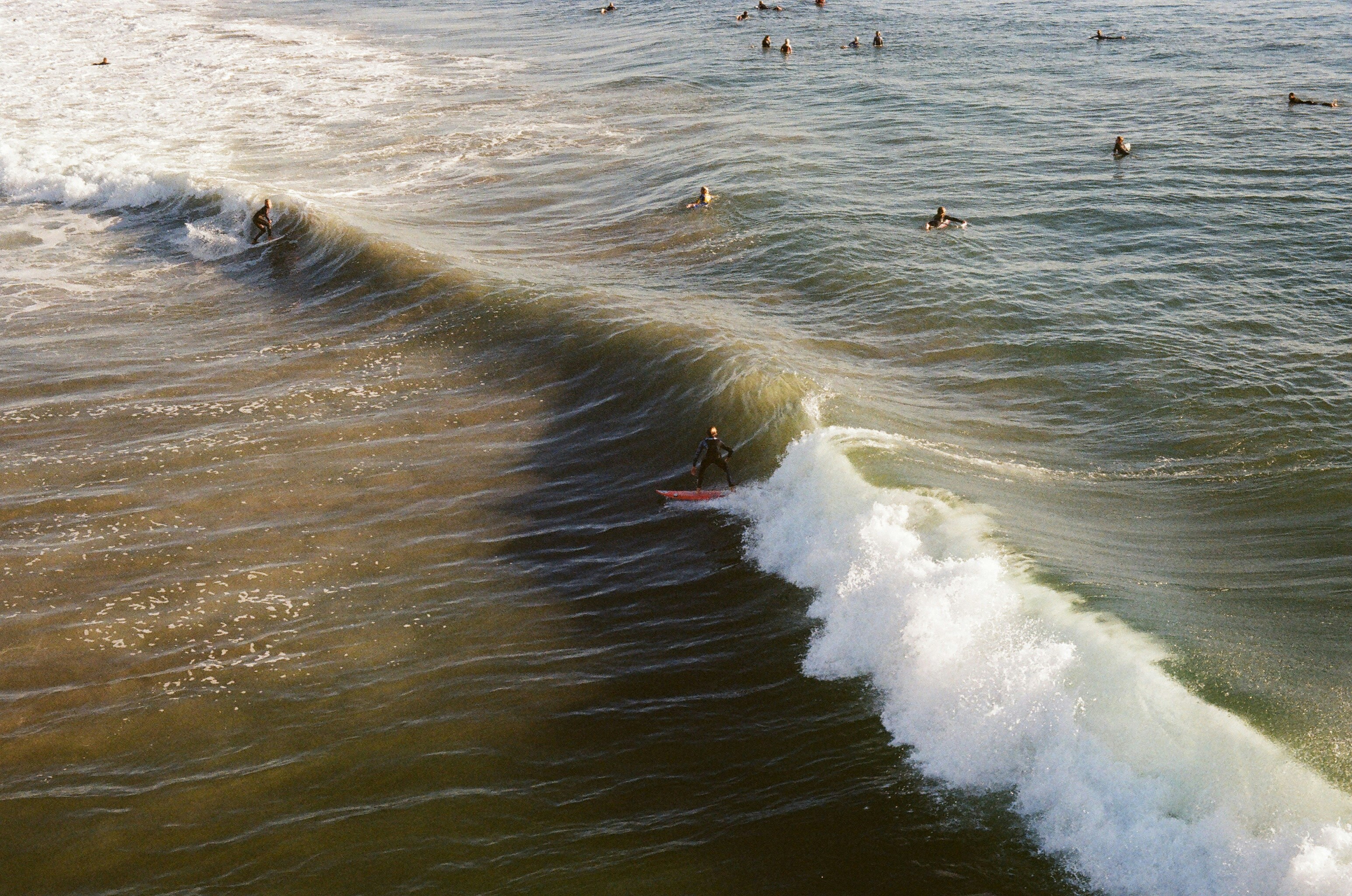 Eine Person, die auf einem Surfbrett auf einer Welle im Meer fährt