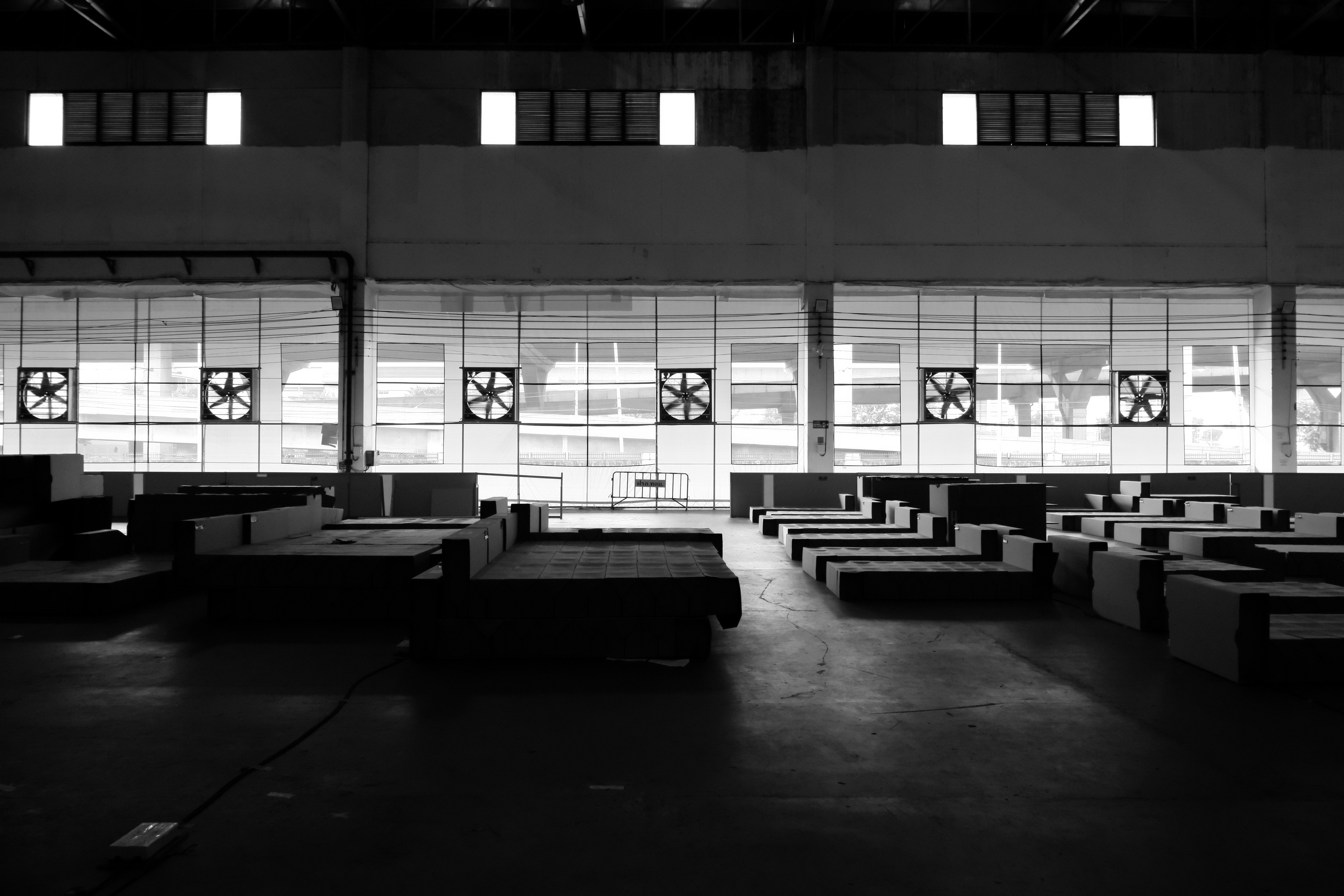 une grande pièce avec beaucoup de canapés et de fenêtres