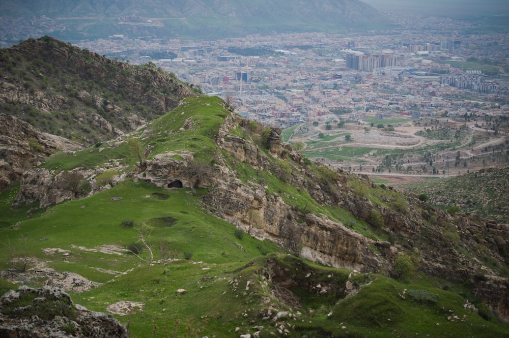 Une vue d’une ville depuis le sommet d’une montagne