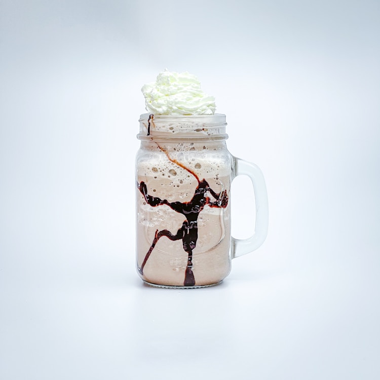 Batido de proteínas saludable en un vaso, listo para preparar en casa