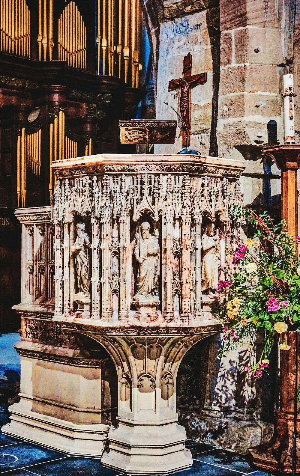 uma estátua de jesus em um pedestal em uma igreja