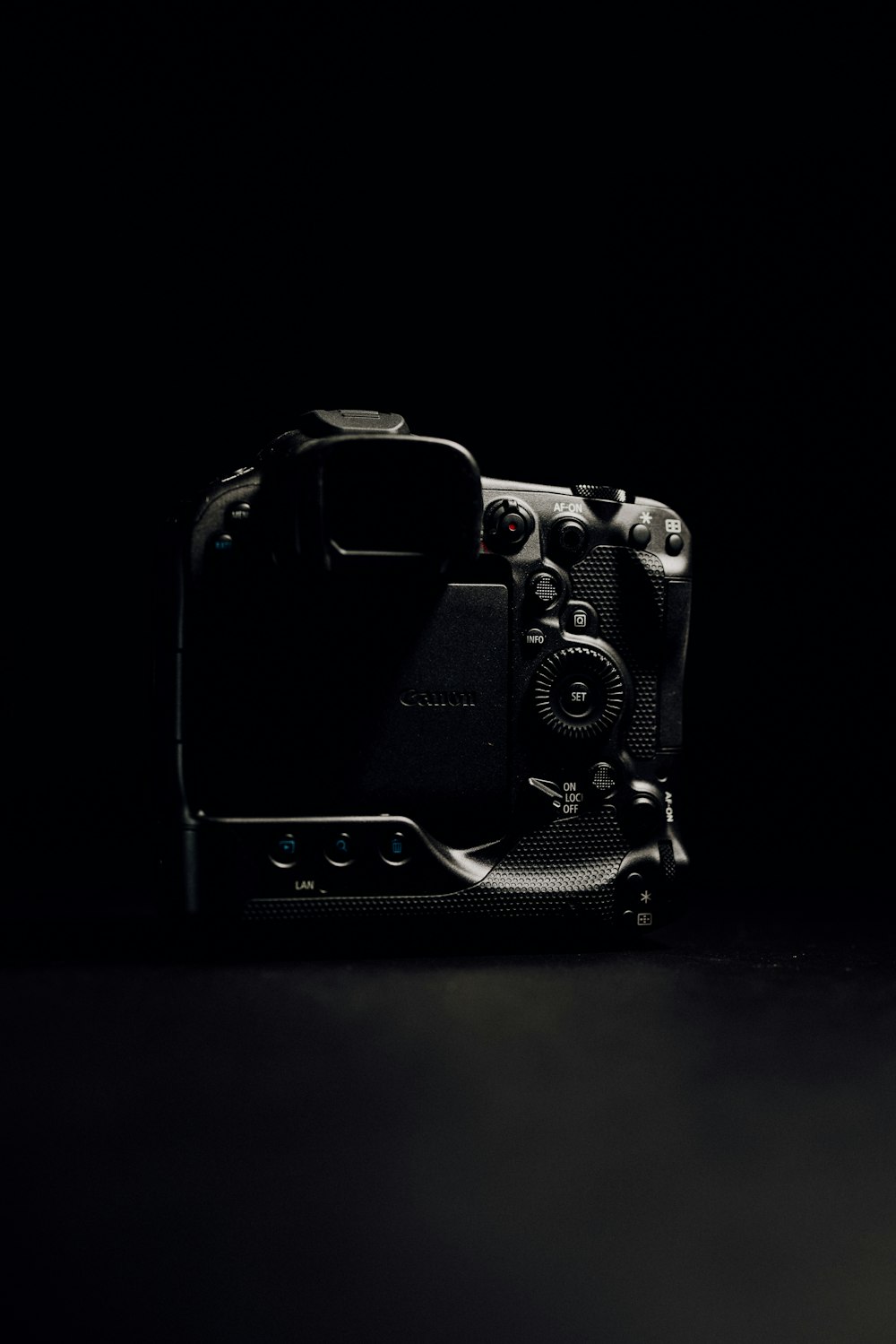 uma câmera sentada em uma mesa no escuro