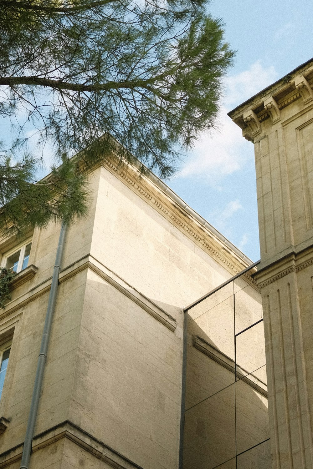 un grand bâtiment avec une horloge à l’avant