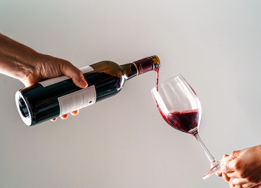 Naturwein wird bei warmem Abendlicht ins Glas eingeschenkt