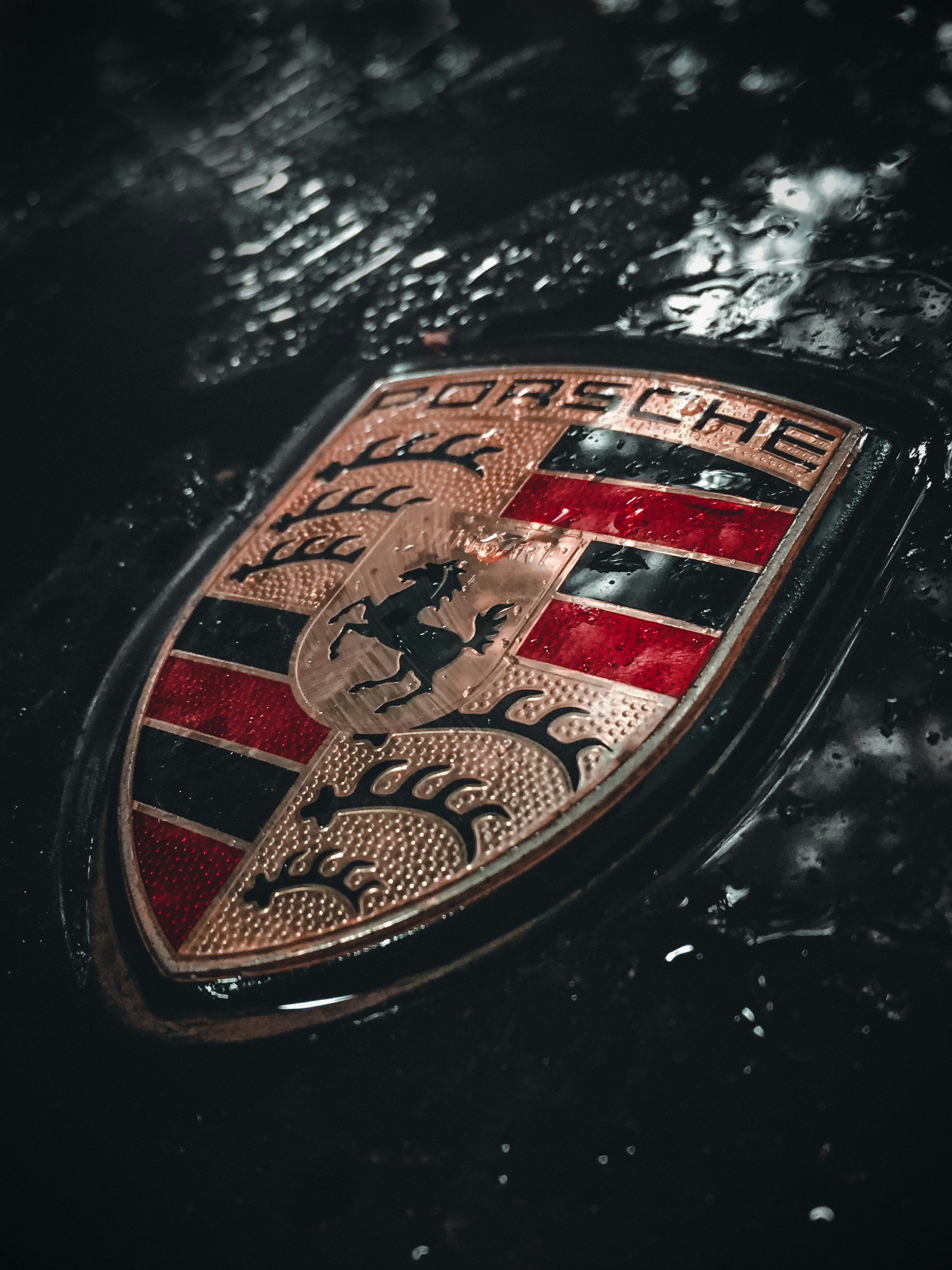 車のエンブレムのクローズアップ