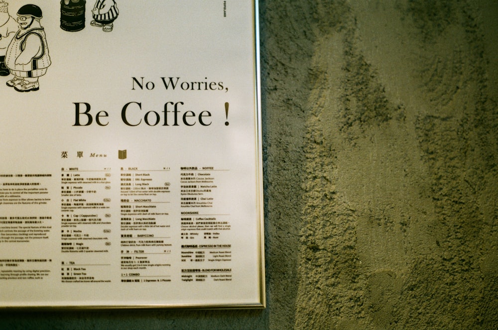 Ein Schild an der Seite eines Gebäudes, auf dem steht, dass keine Worte Kaffee sein