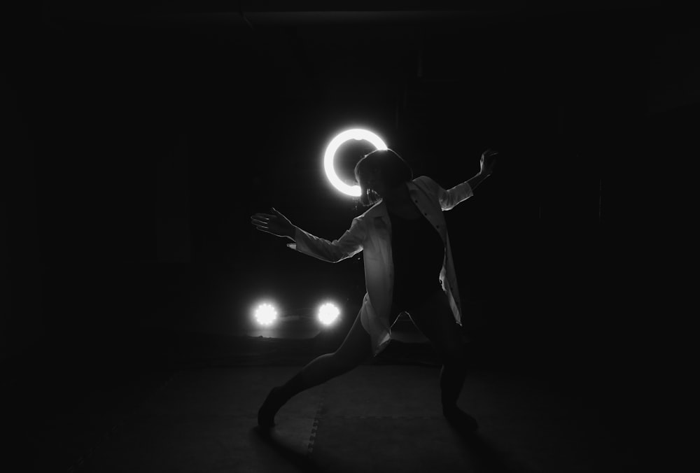 Una persona parada en la oscuridad con una luz en la mano