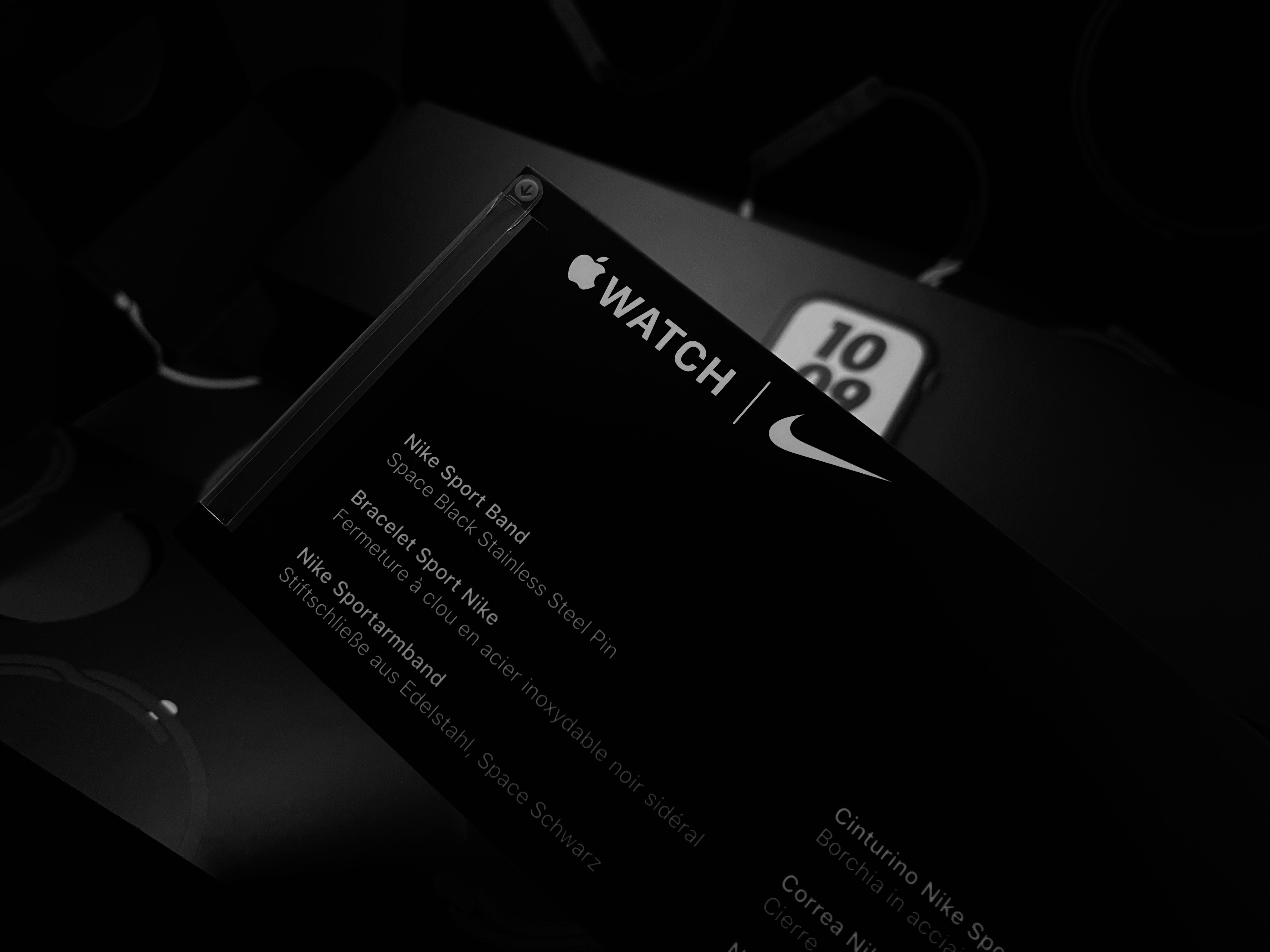 NVIDIA 키노트 생중계 보는 방법 — Photo by Junjie Tam on Unsplash (https://unsplash.com/photos/a-black-and-white-photo-of-an-apple-watch-8Qn0sOiu_Y8)