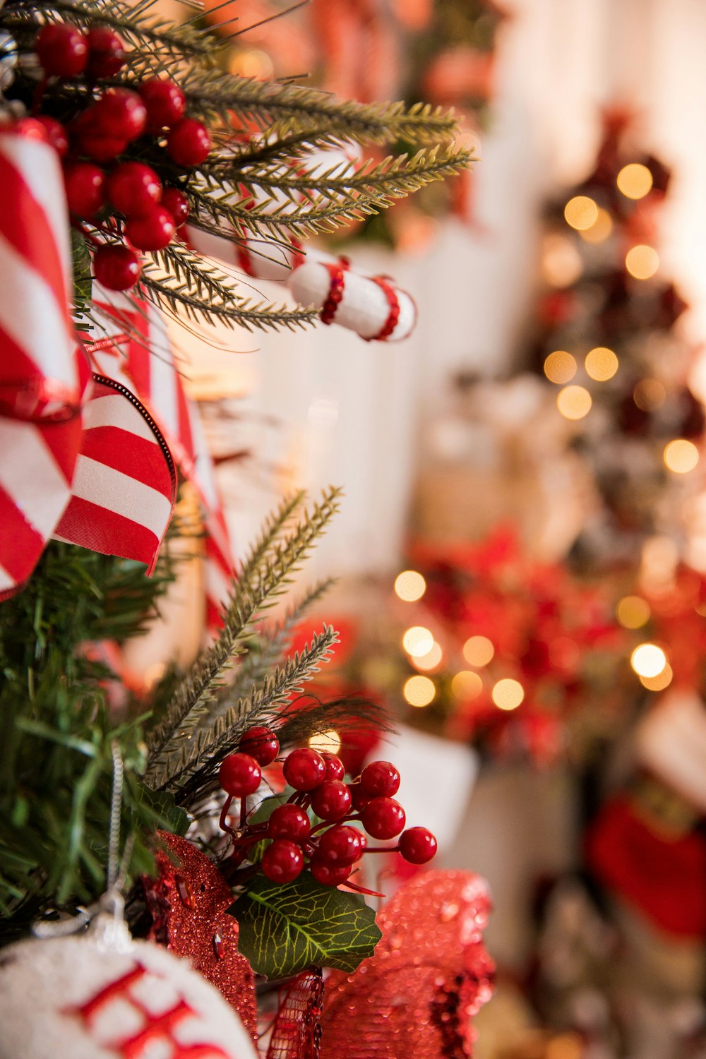 Ein Weihnachtsbaum, der mit Zuckerstangen und Ornamenten geschmückt ist