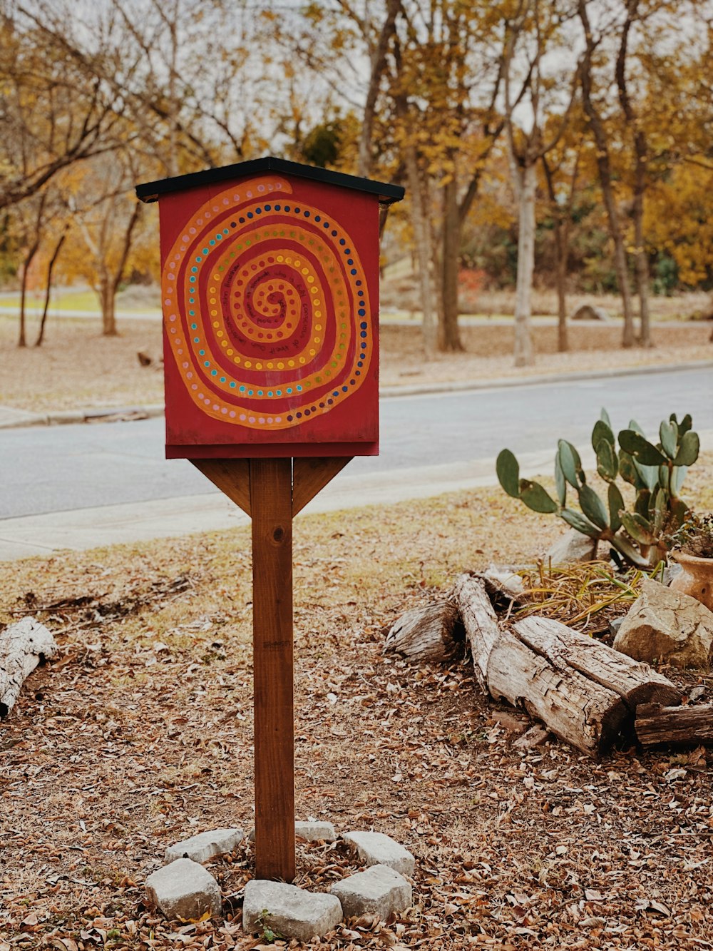 una scatola rossa con un disegno a spirale su di esso