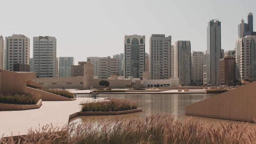 Una vista di una città con alti edifici sullo sfondo