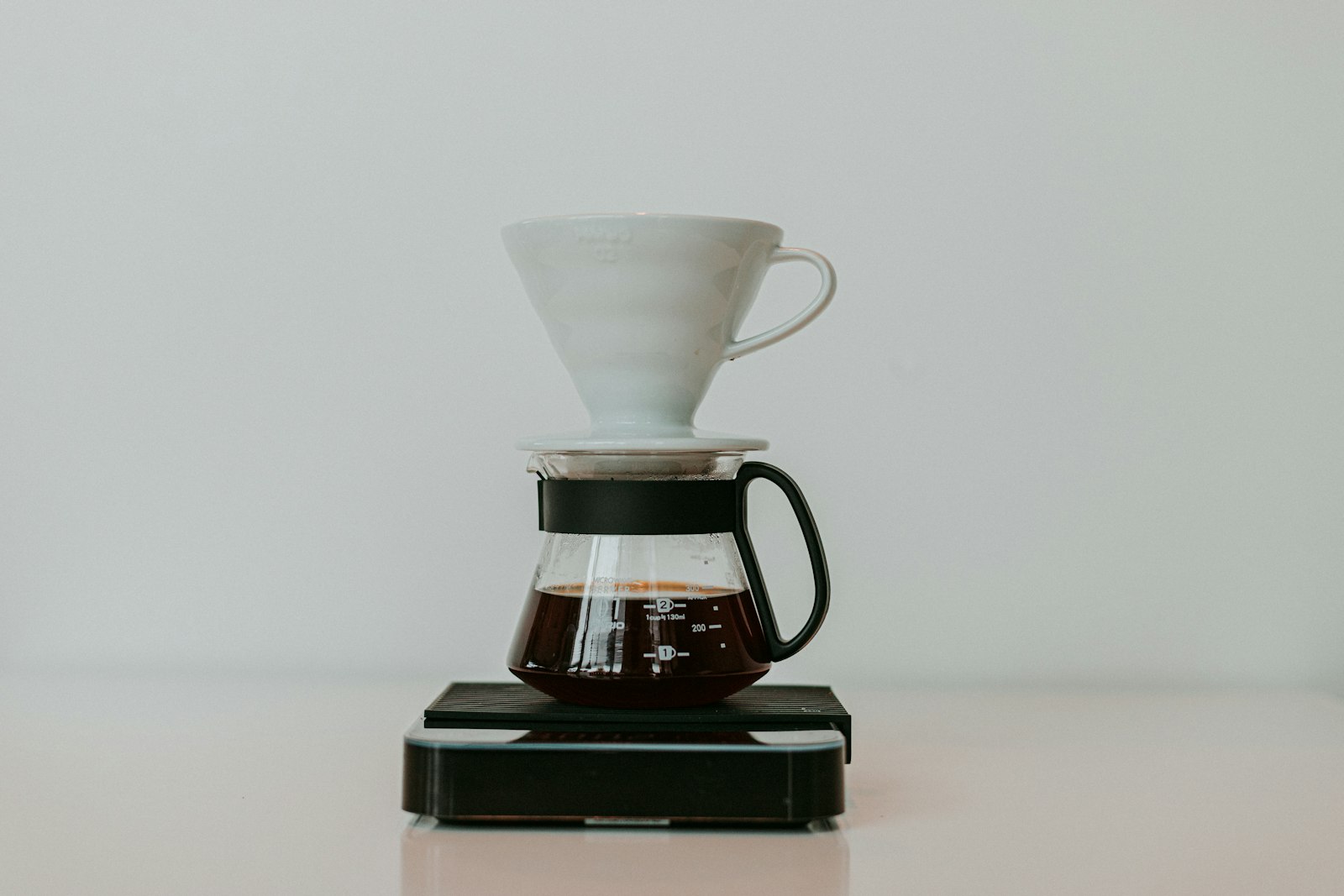 Cafetière filtre en céramique sur une carafe