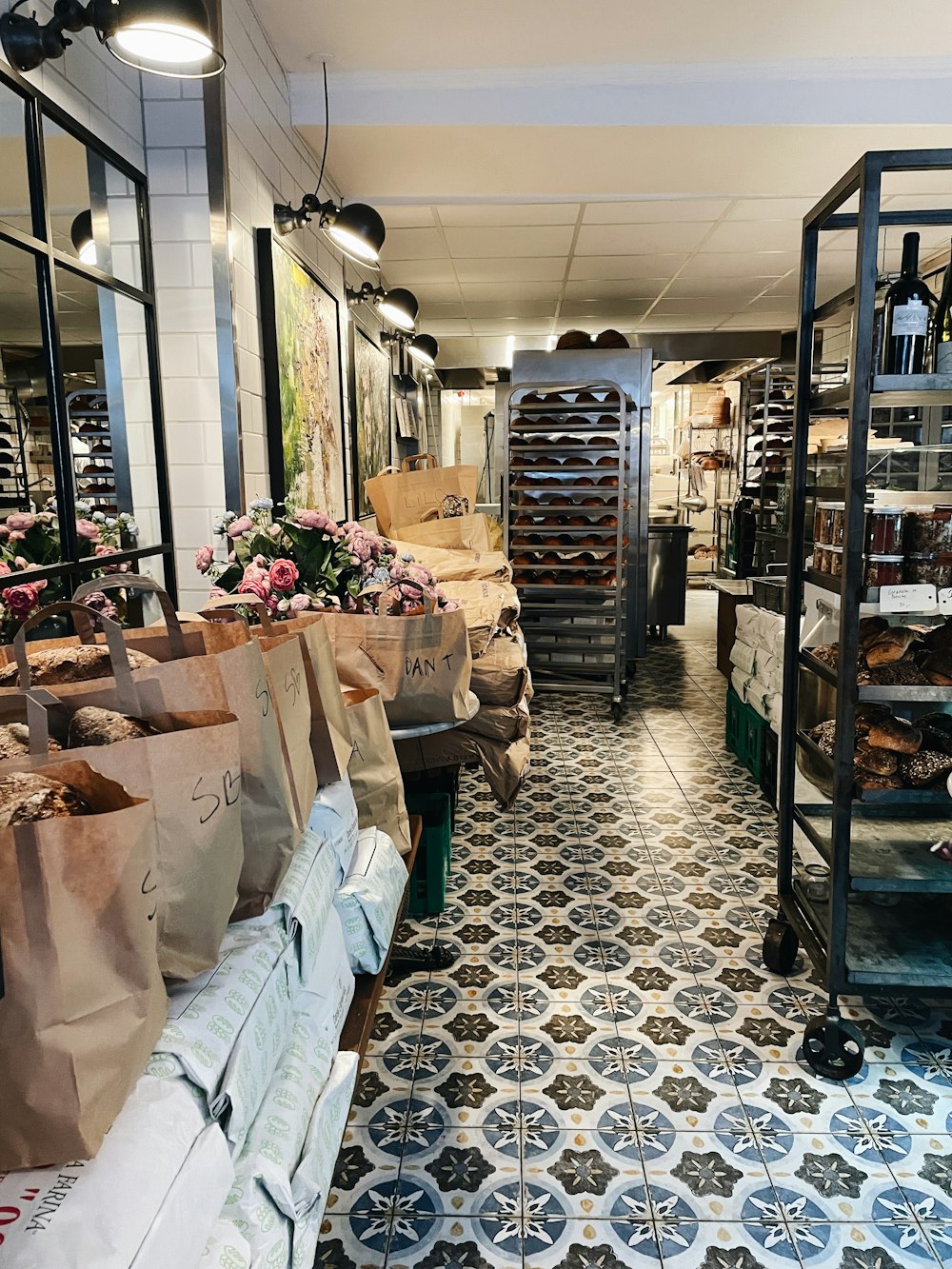 Un magasin rempli de beaucoup de sacs de nourriture