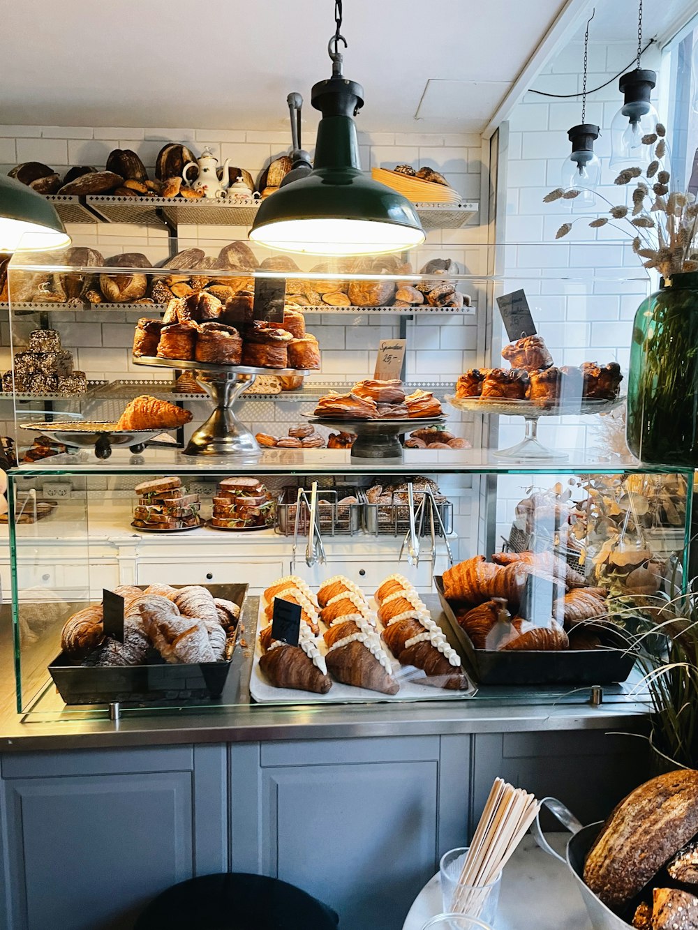 Una panadería llena de muchos tipos diferentes de pasteles
