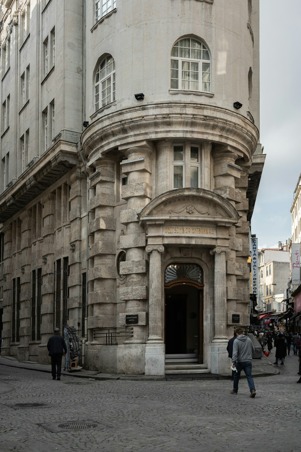 um grande edifício com um relógio na frente dele