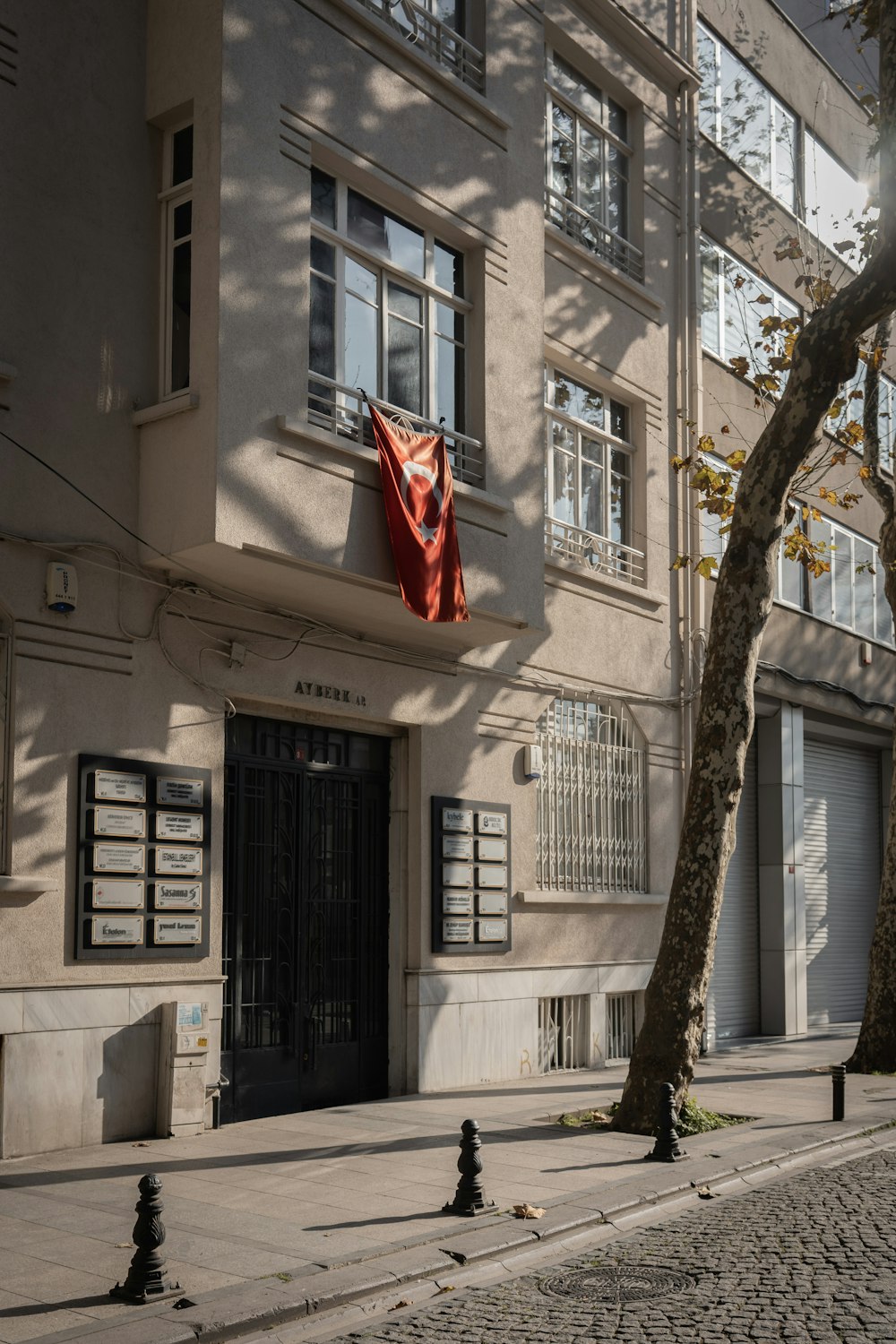 측면에 붉은 깃발이 매달려있는 건물