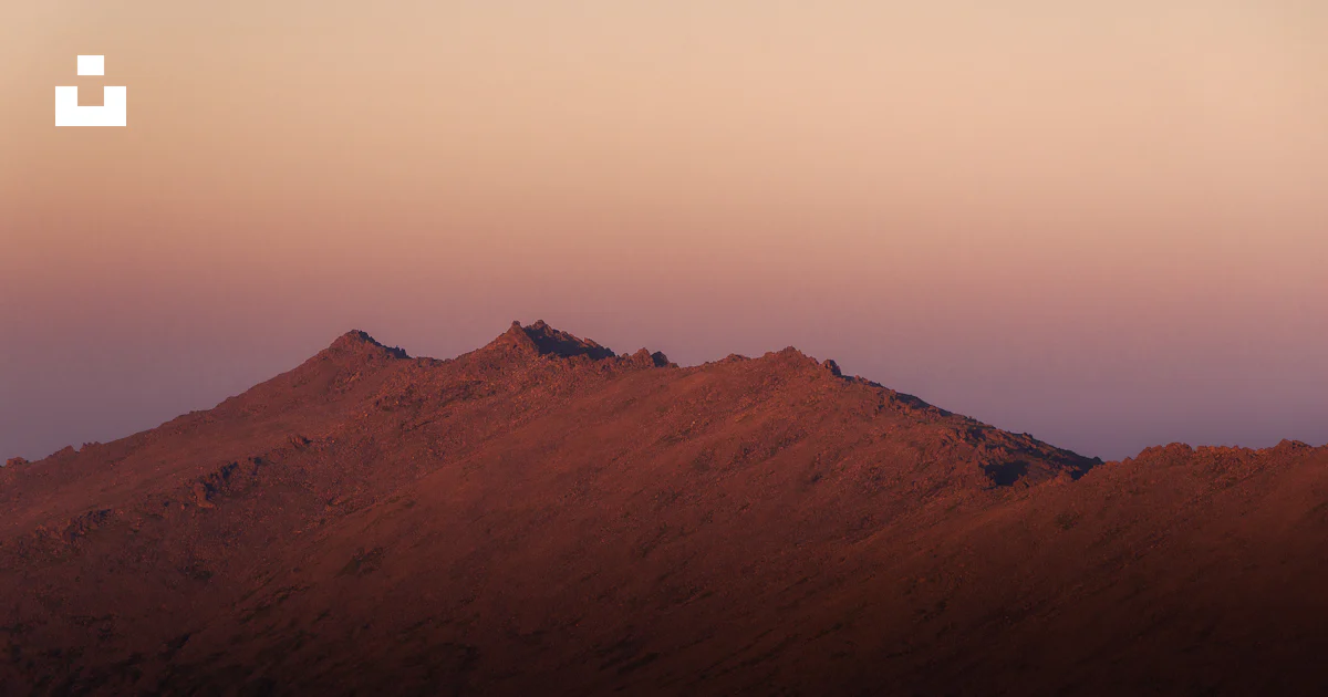Un couple amoureux, un gars et une fille se tiennent sur une montagne au coucher du soleil, s Un couple amoureux, un gars et une fille se tiennent sur une montagne au coucher du soleil, s