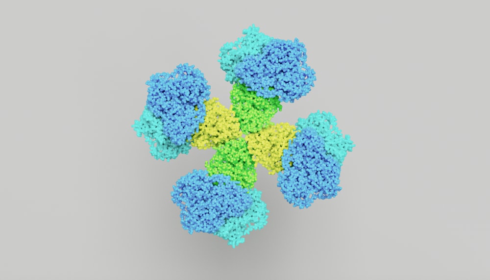 ein Strauß blauer und grüner Blumen auf grauem Hintergrund