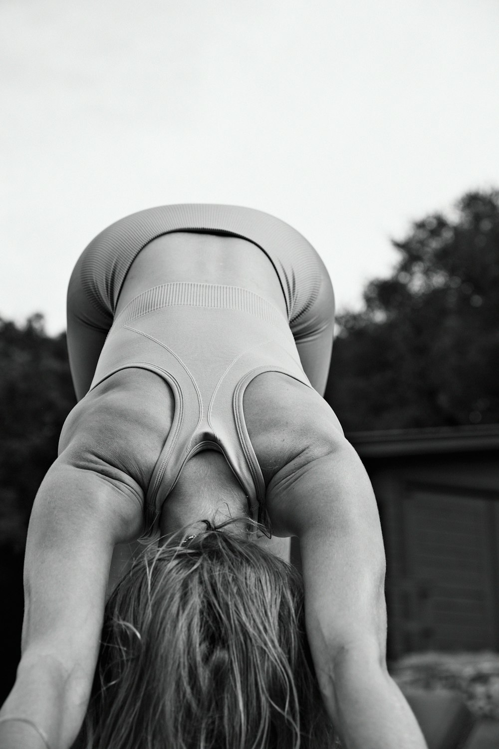 uma mulher está fazendo um handstand em sua cabeça