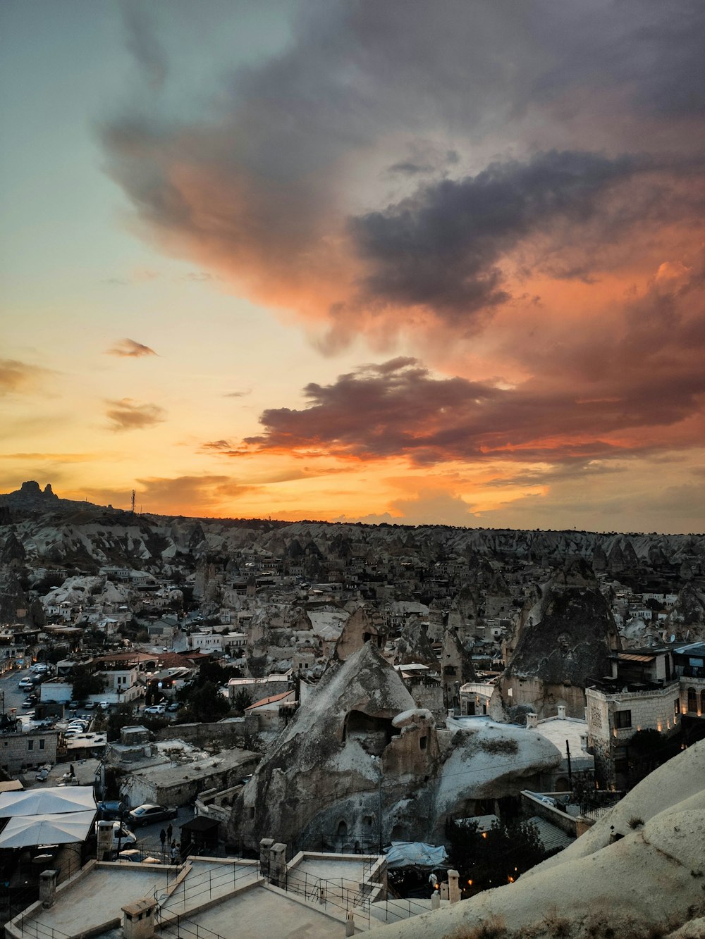 Una vista de una ciudad con una puesta de sol en el fondo