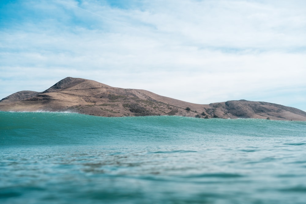 une petite île au milieu d’un plan d’eau