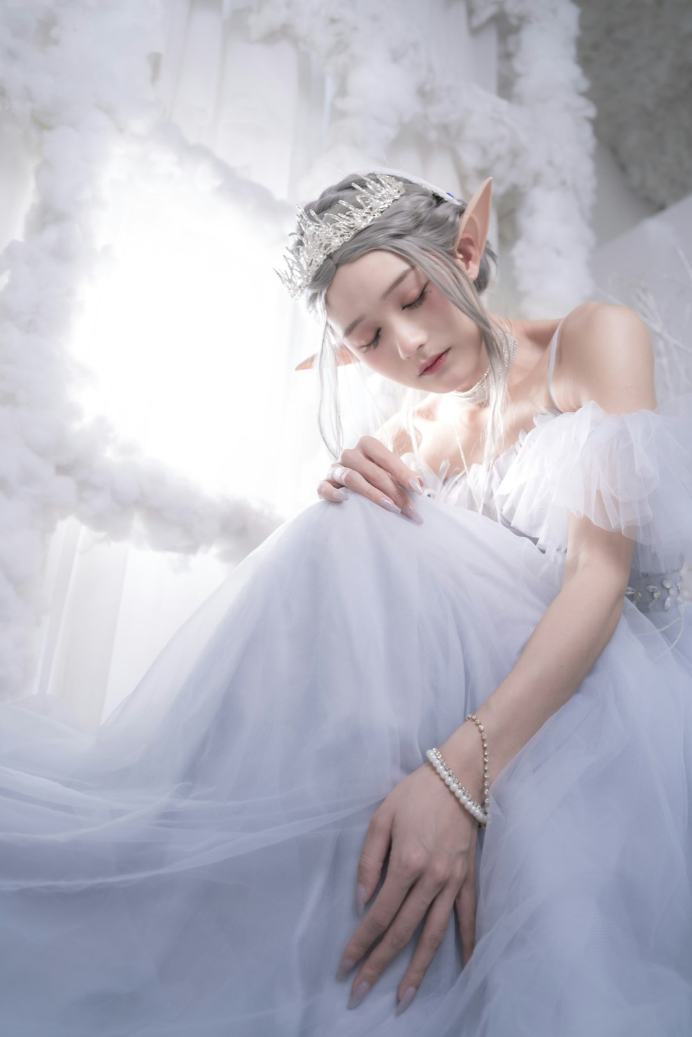 Una mujer con un vestido blanco con una tiara