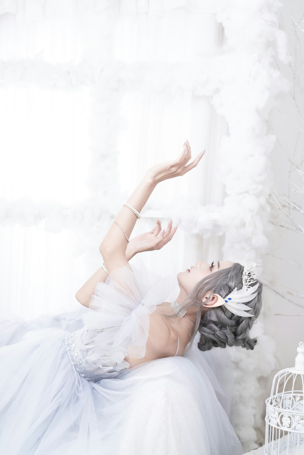 ベッドに横たわる白いドレスを着た女性