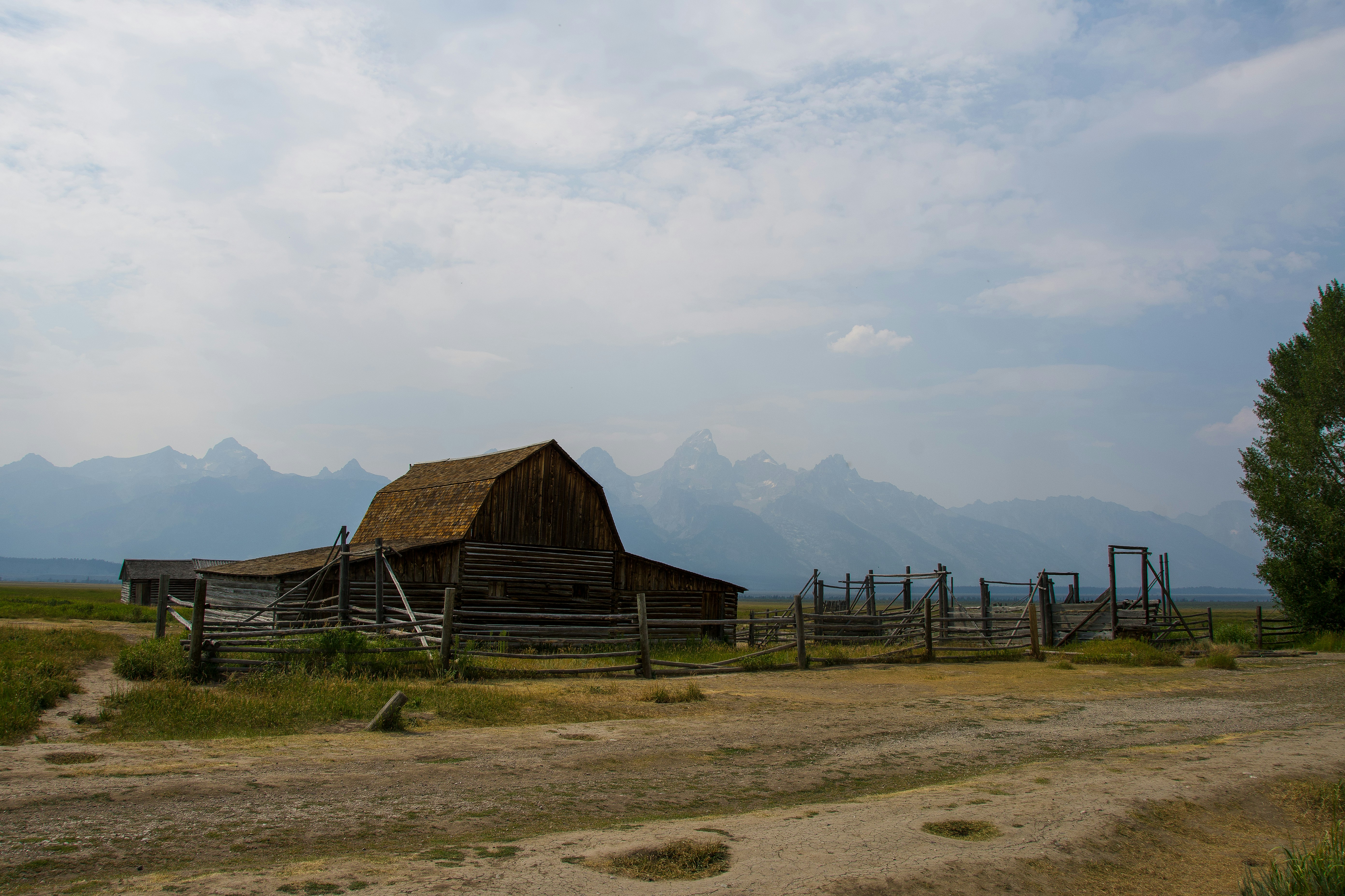 산을 배경으로 들판의 헛간