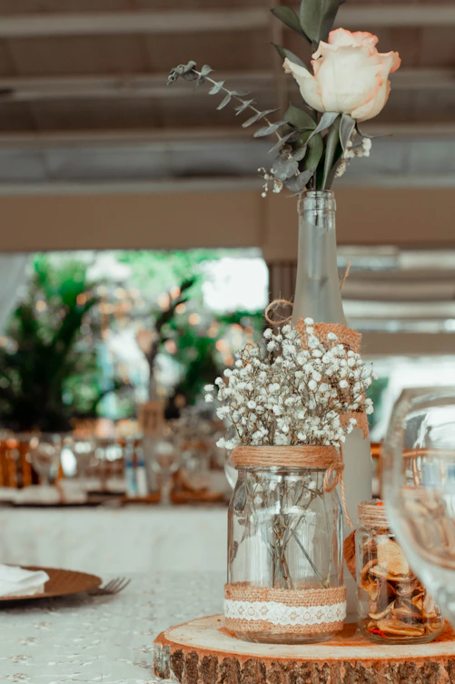 un jarrón lleno de flores sobre una mesa