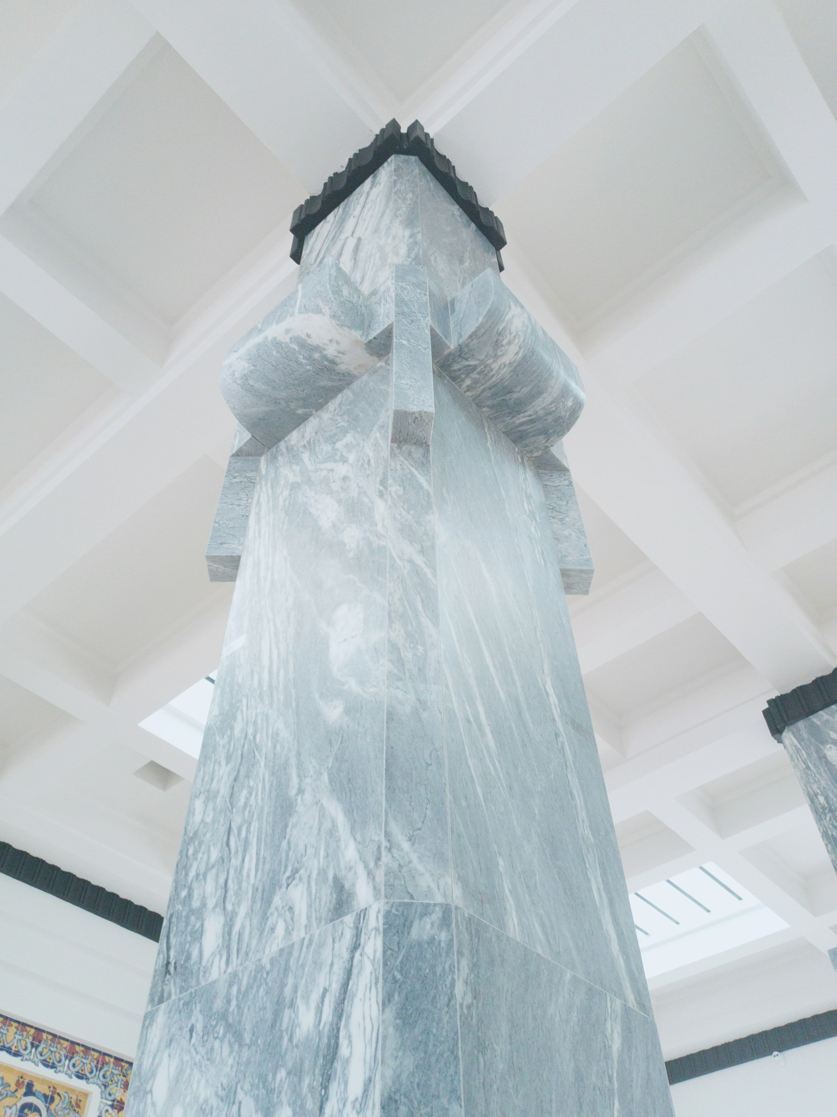 a sculpture is shown in the middle of a room