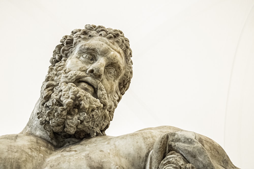 um close up de uma estátua de um homem com barba
