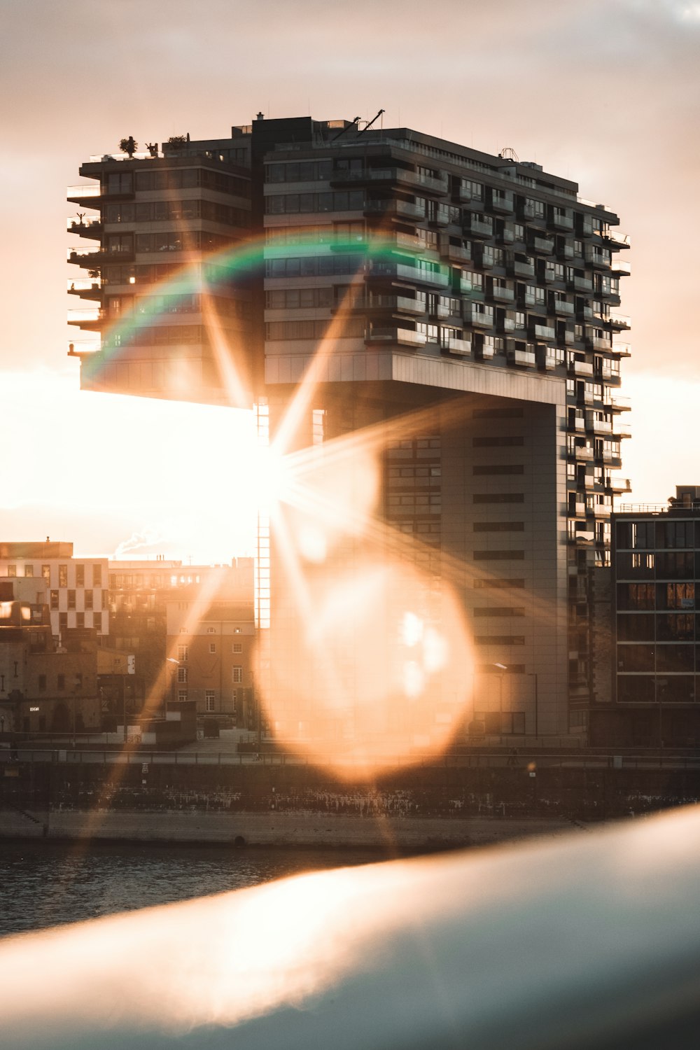 Il sole splende luminoso davanti a un edificio alto