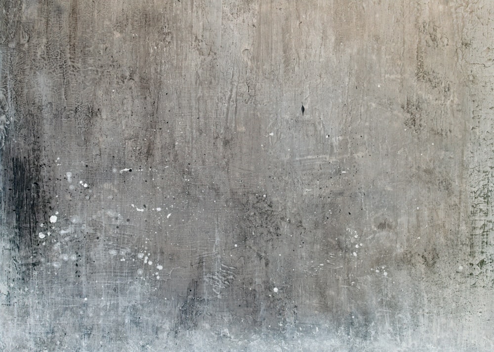 Un mur de béton grunge avec de la peinture blanche