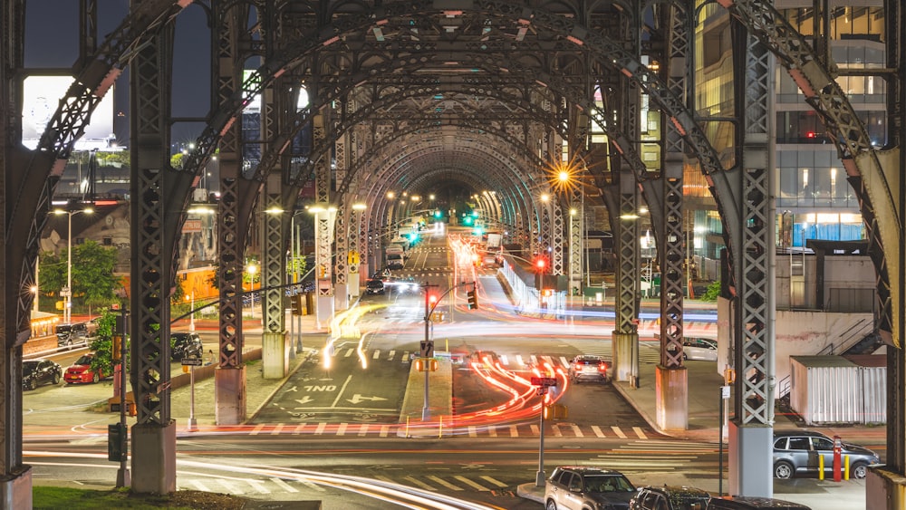 Una vista de una calle de la ciudad por la noche desde un puente