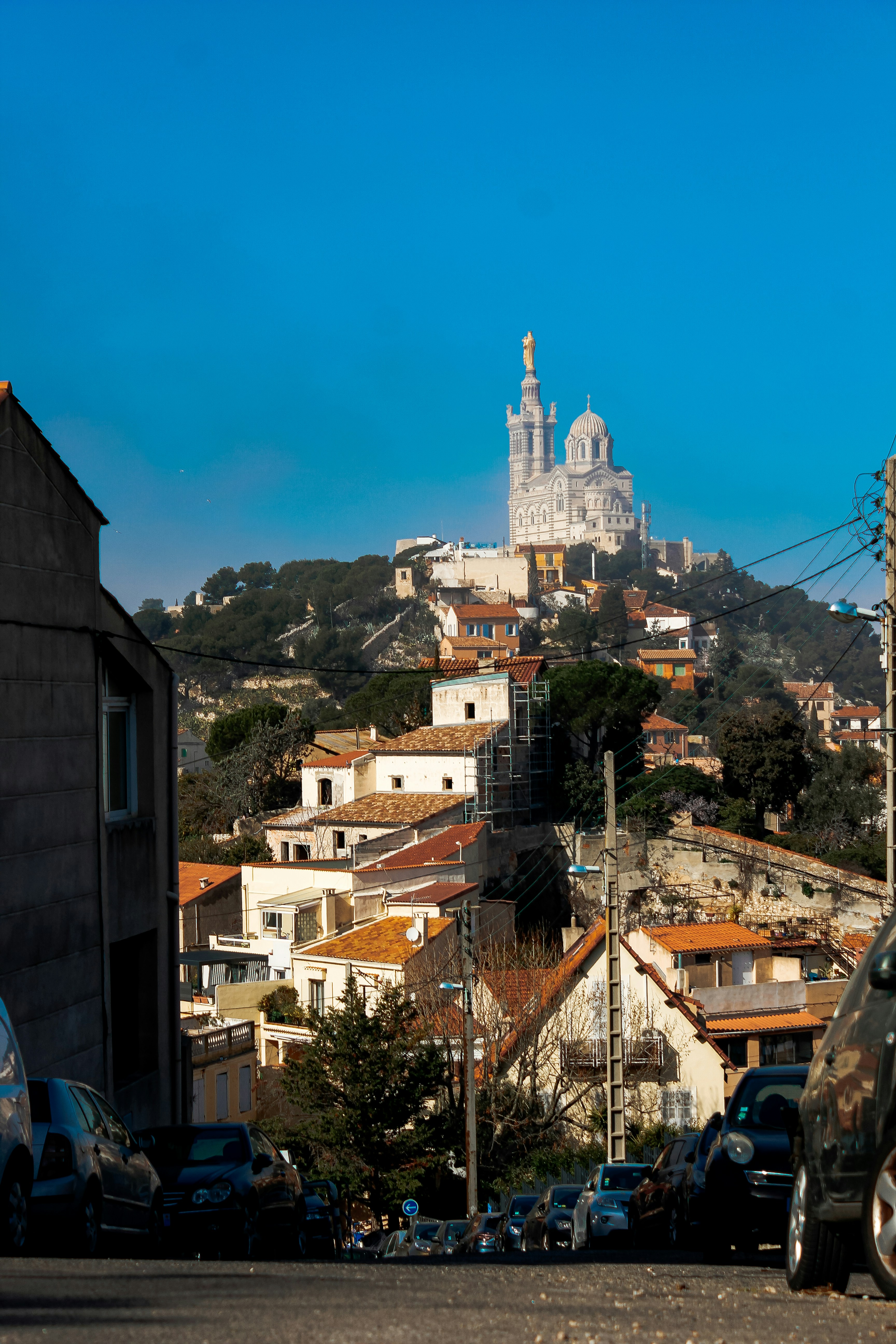 Una vista di una città con una chiesa sulla cima di una collina