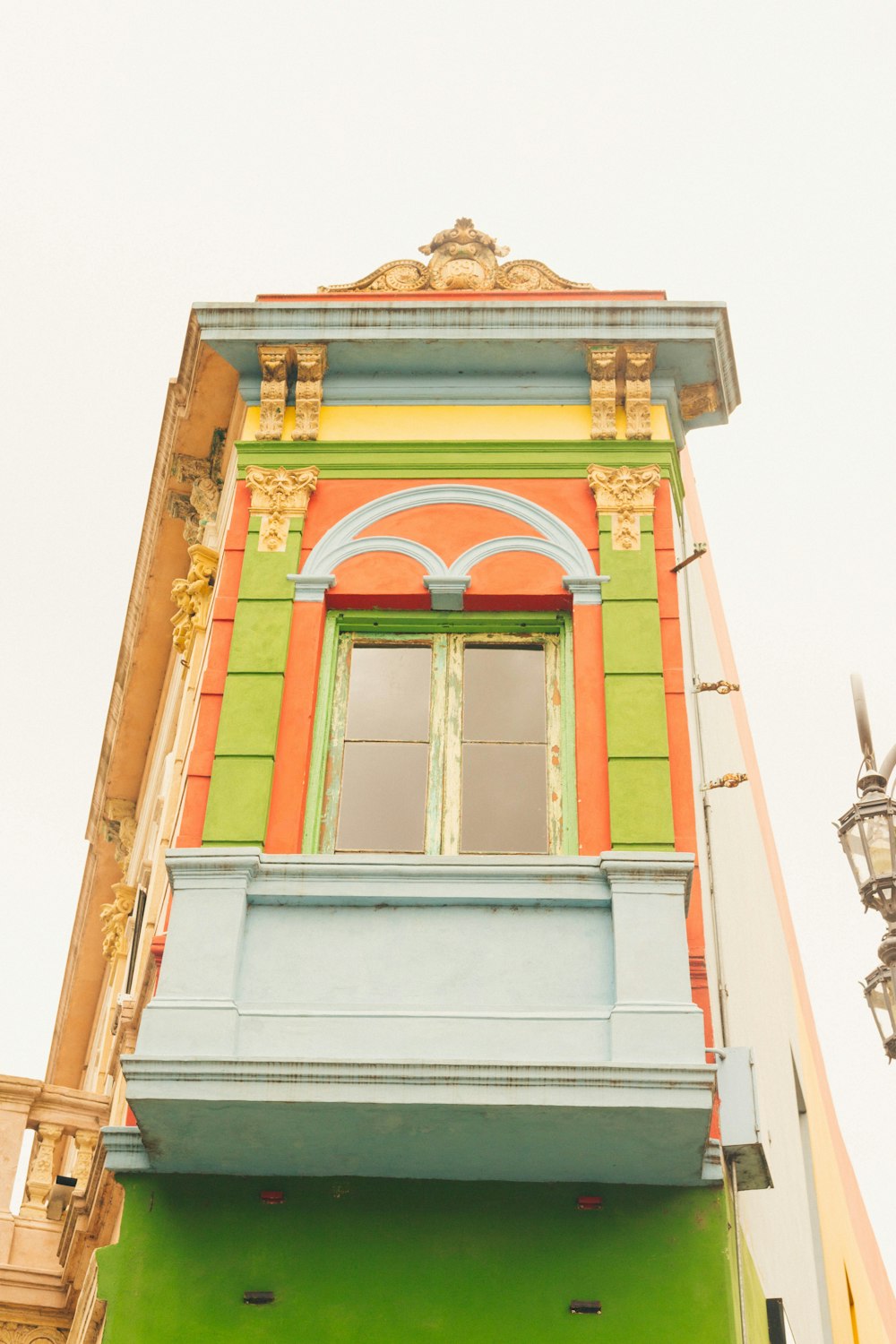 Un edificio alto con un orologio in cima