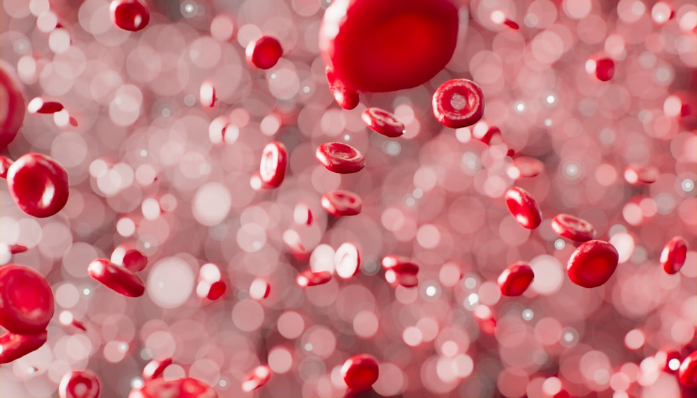 um monte de bolhas vermelhas flutuando no ar