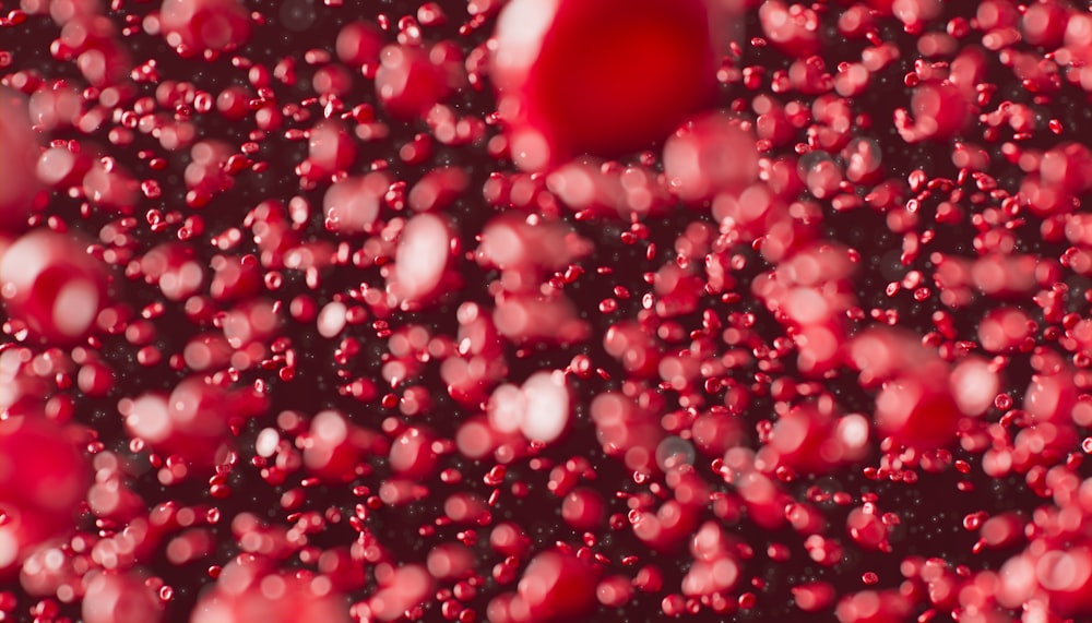 Un mucchio di bolle rosse che fluttuano nell'aria