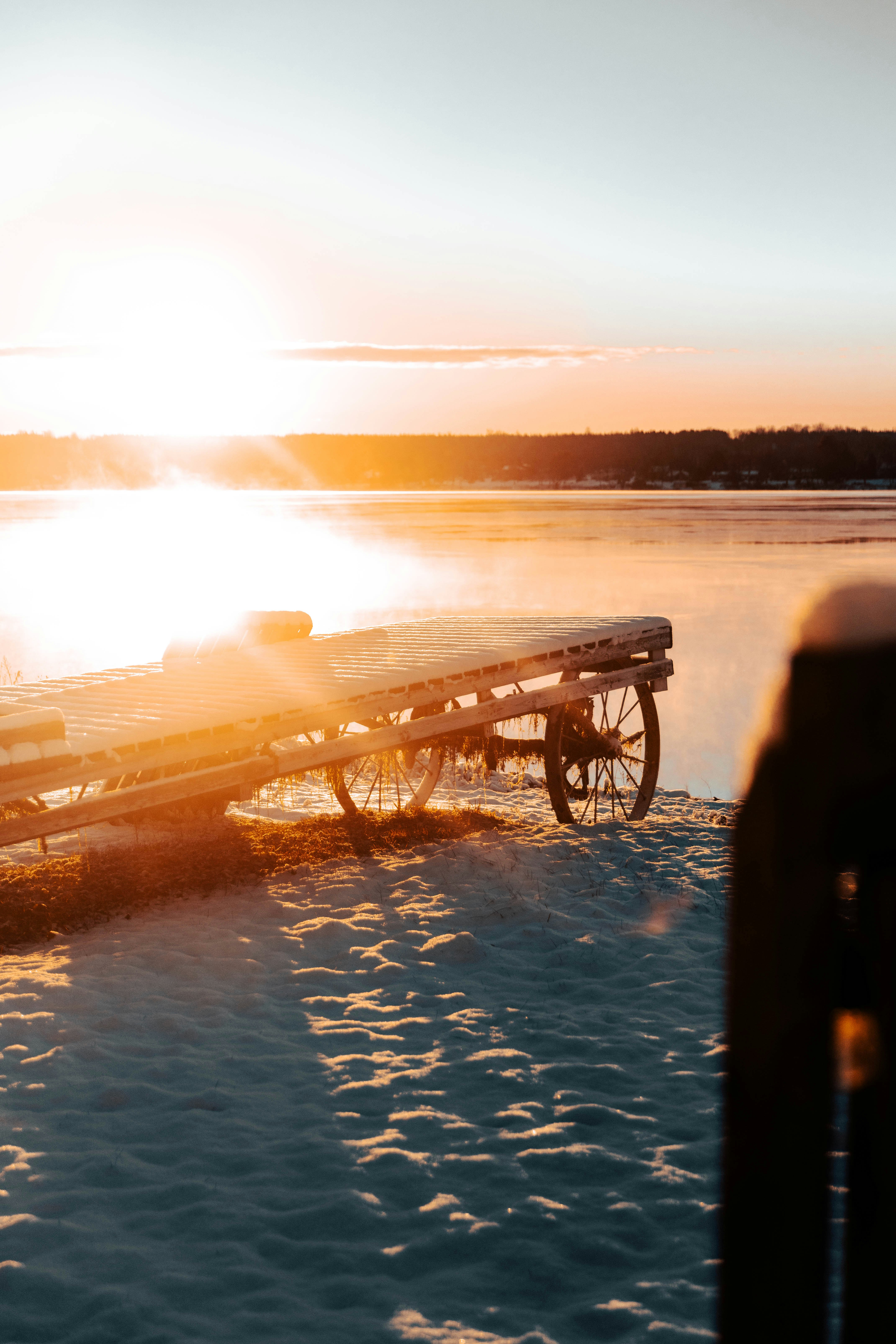 eine Holzbank auf einem schneebedeckten Feld