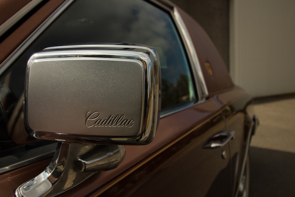 Eine Nahaufnahme eines Autospiegels mit dem Wort Cadillac darauf