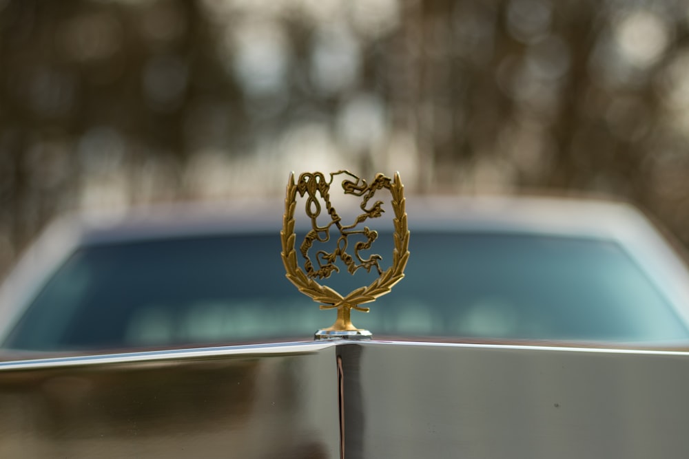 un primo piano dell'emblema su un'auto