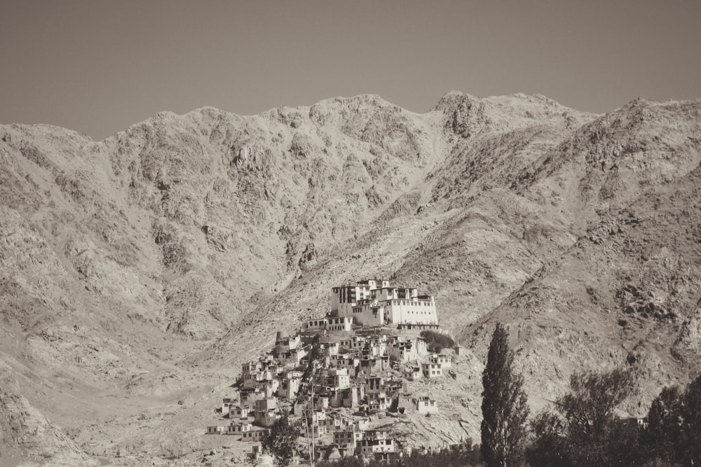Una foto en blanco y negro de un pueblo en las montañas
