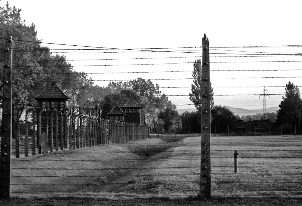 울타리가있는 지역의 흑백 사진