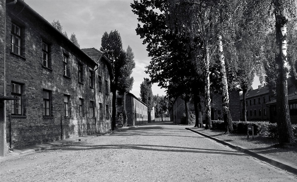 uma foto em preto e branco de uma rua vazia