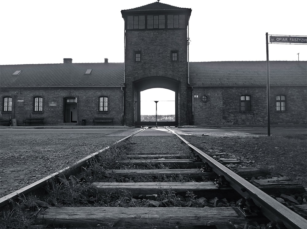 Una foto en blanco y negro de una estación de tren