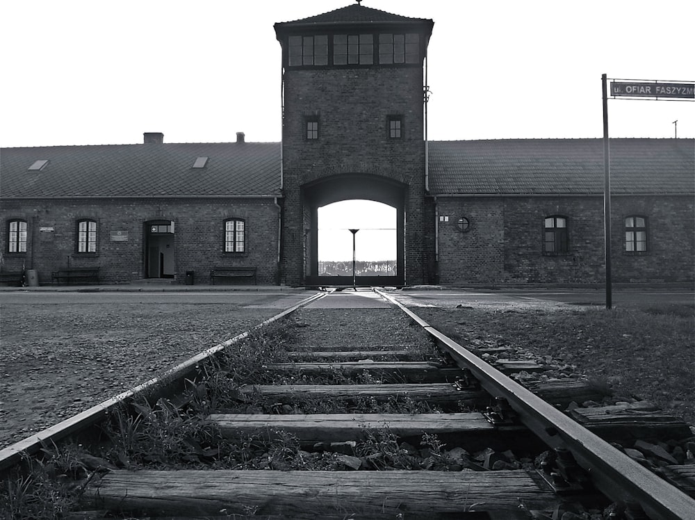 Una foto in bianco e nero di una stazione ferroviaria