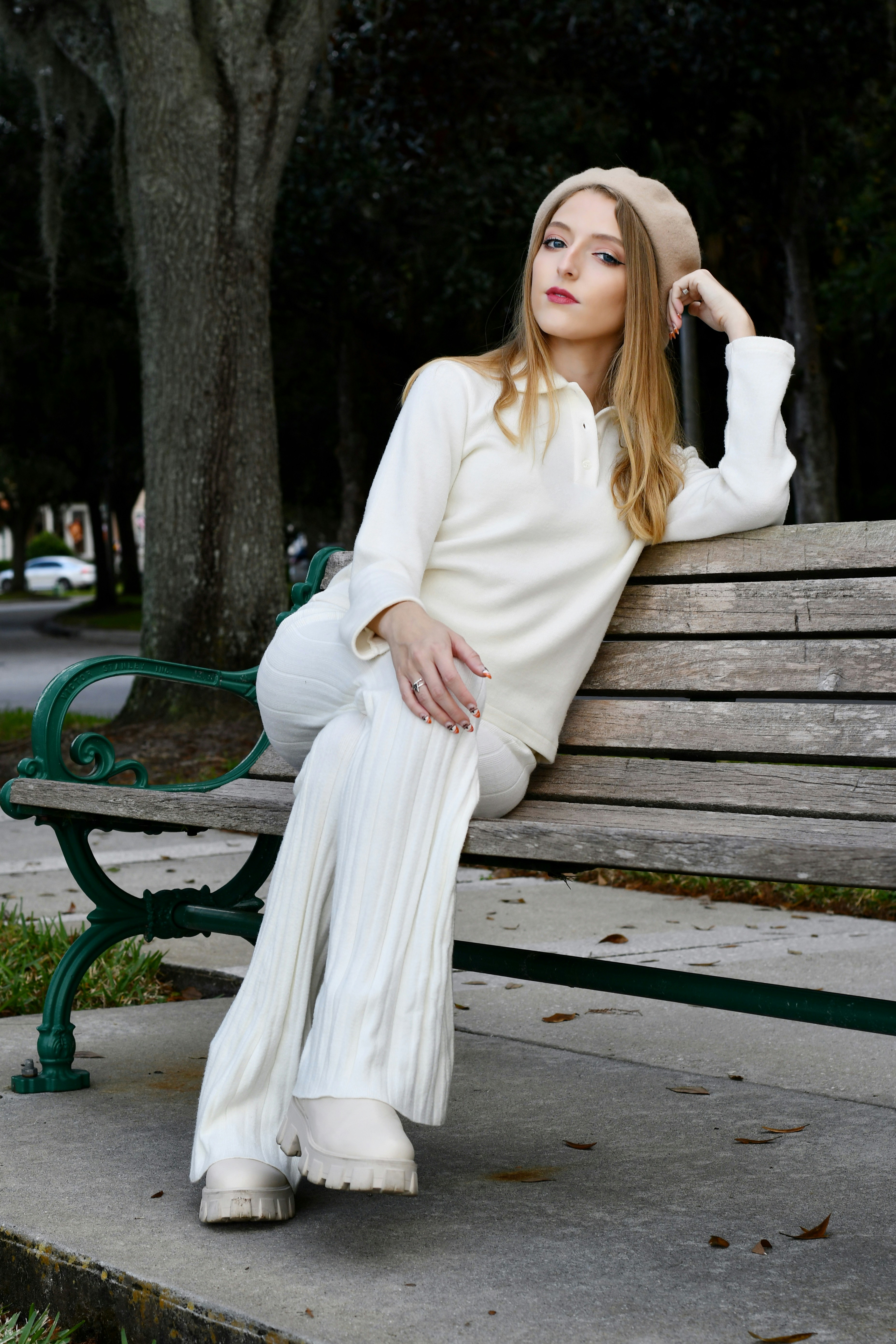 great photo recipe,how to photograph a girl on a bench in all white; a woman sitting on a bench in a park