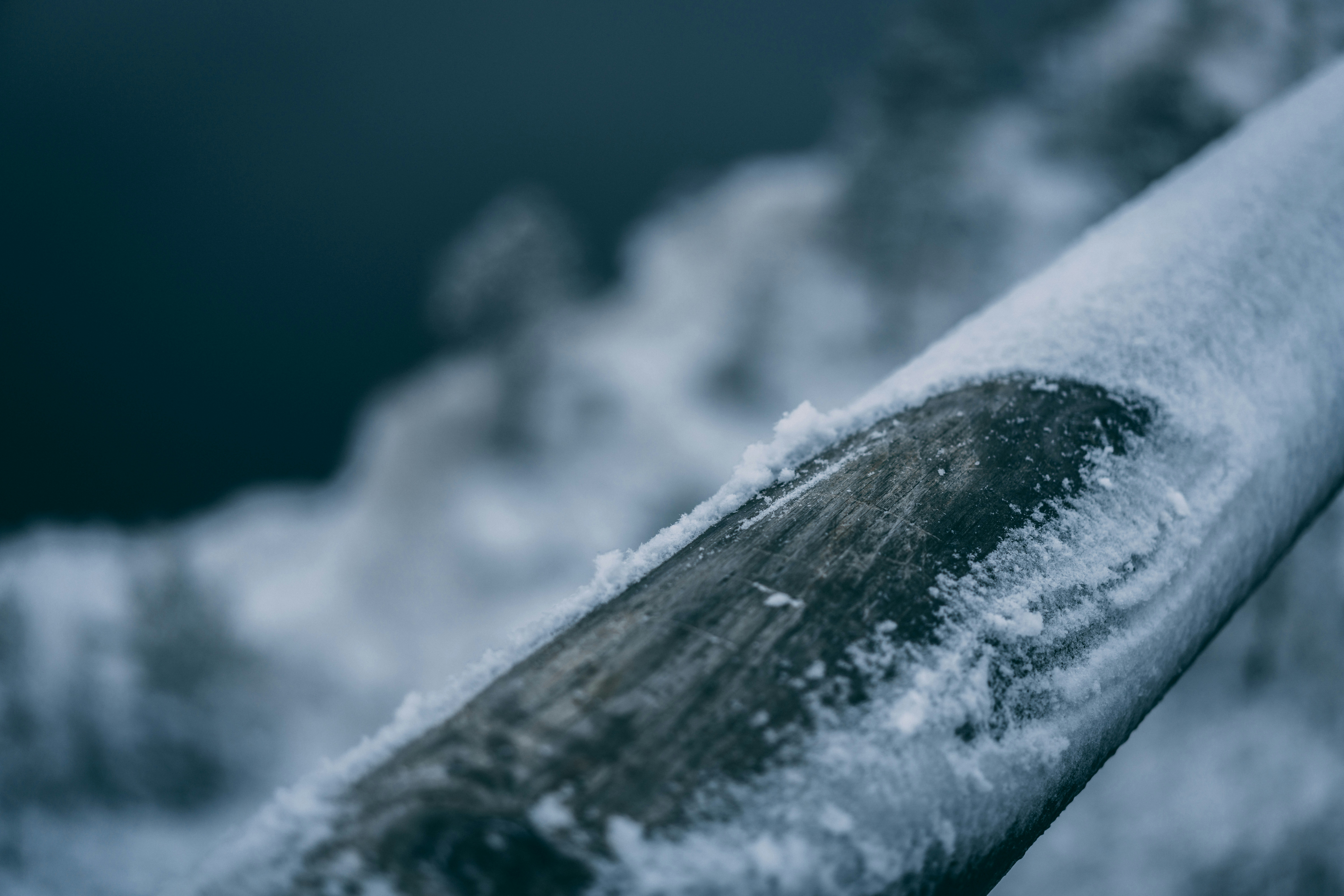 a close up of a piece of wood with snow on it - 配图