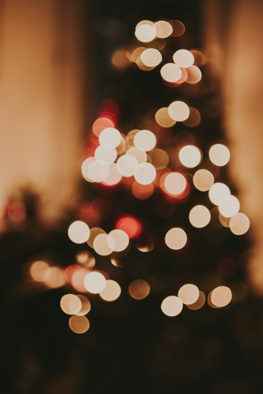 a blurry photo of a lit christmas tree